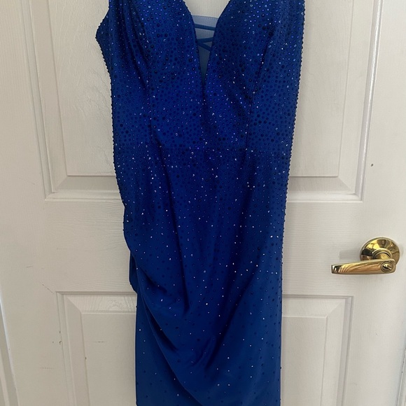 Beautiful blue sequin dress with zigzag tie back can cinch tightly, - Picture 2 of 2